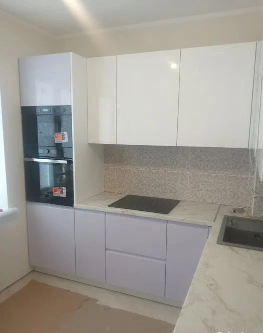 Современный угловой гарнитур для маленькой кухни