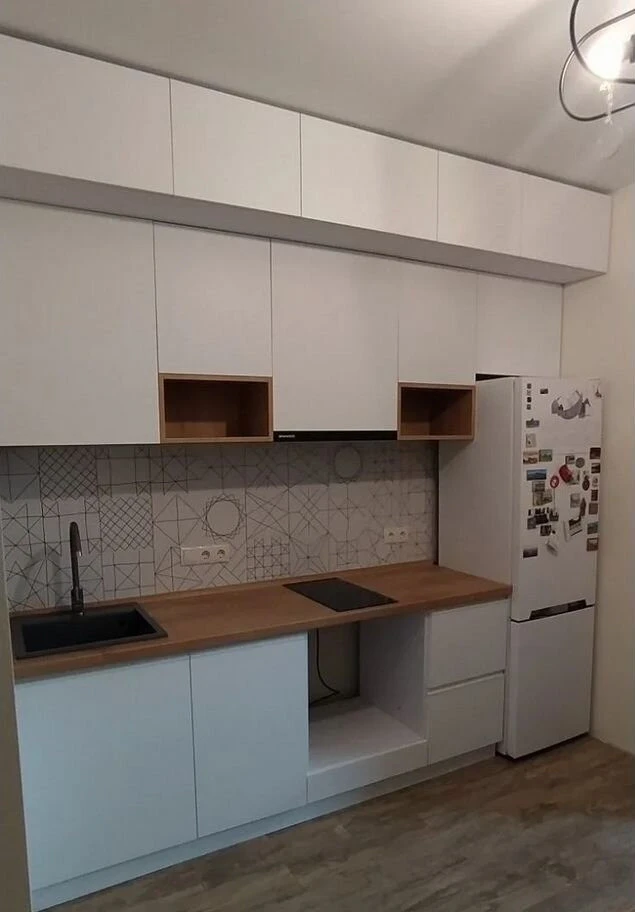 Прямая матовая кухня с антресолями на заказ