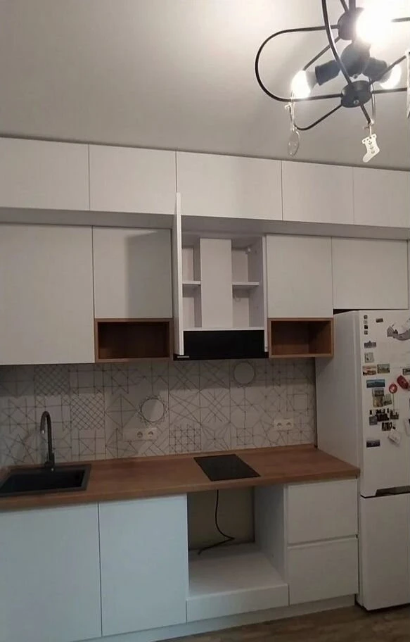 Прямая матовая кухня с антресолями на заказ