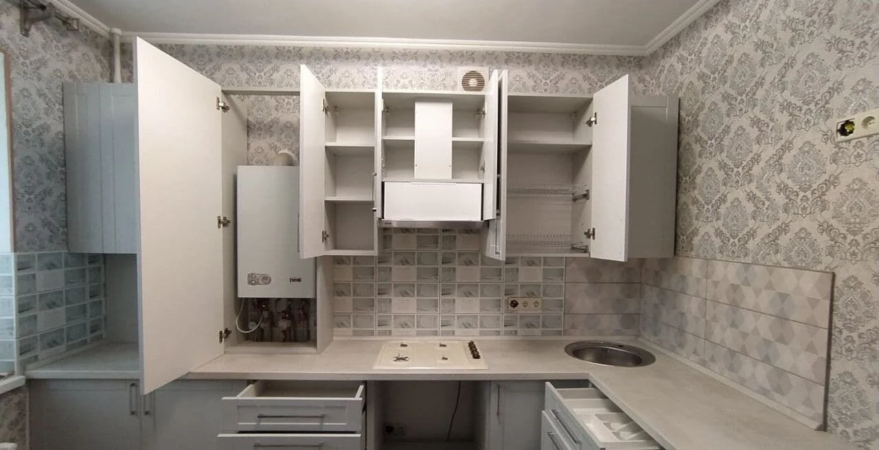 Просторная светлая угловая кухня на заказ