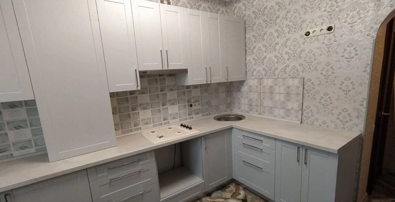 Просторная светлая угловая кухня на заказ