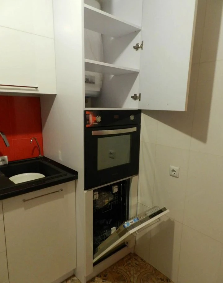 Угловая кухня с подоконником в квартире