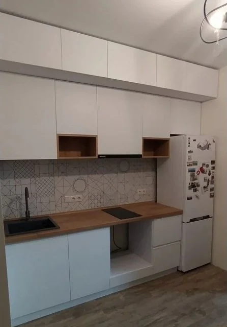 Прямая матовая кухня с антресолями на заказ