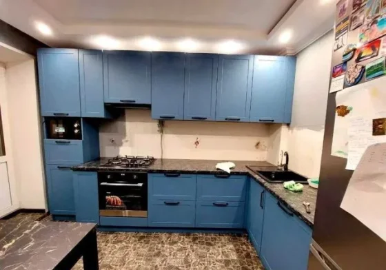 Угловая синяя кухня современная классика